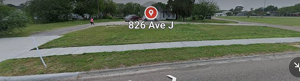 2nd image of 826 W Avenue J