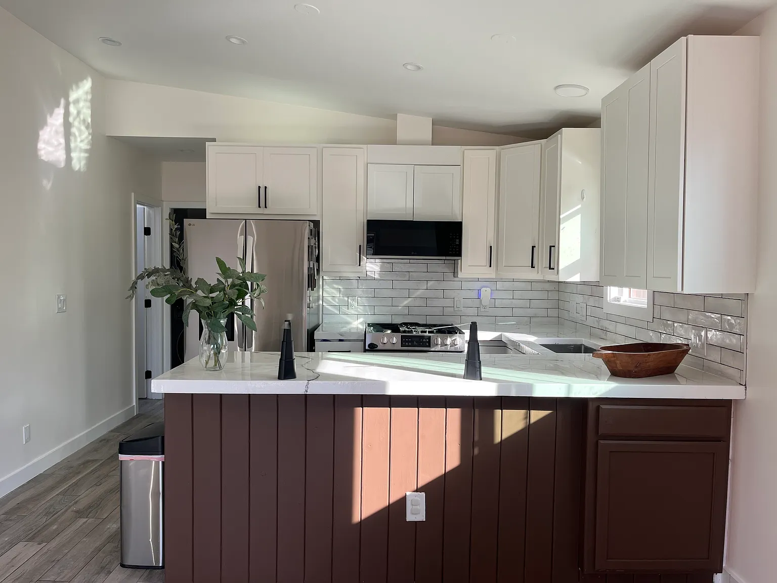 3 bed, 864 sqft, $5,300 — Photo 4