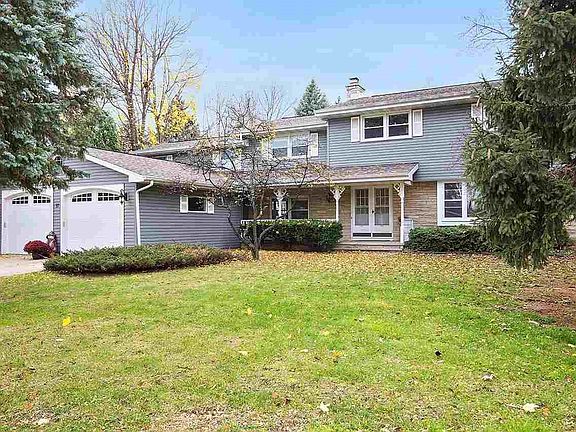 Set on a quiet cul-du-sac lot but steps from a park and a minute from restaurants and stores.