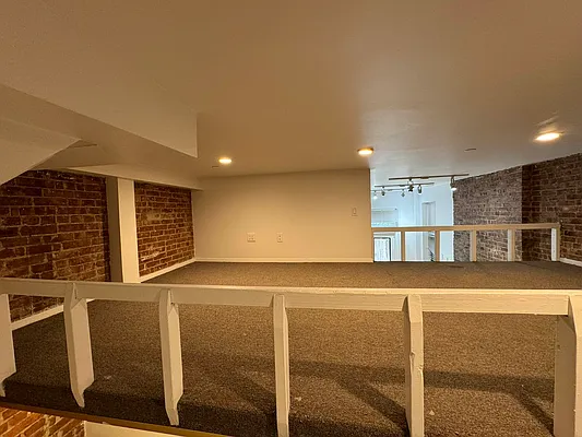 Rented by KNOCKKNOCK LLC | media 9