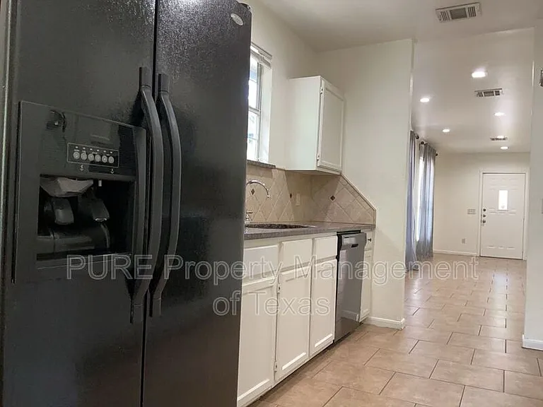 2517 E 4th St — Photo 7