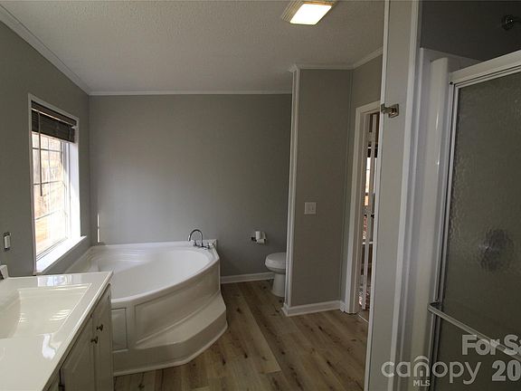 5th image of 410 Johnstone Rd