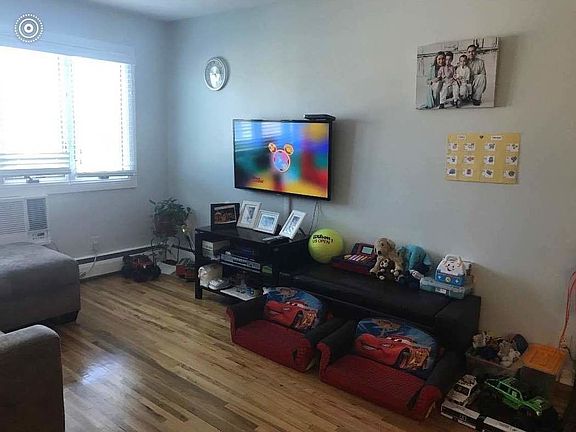 5th image of 4918 20th Ave #2