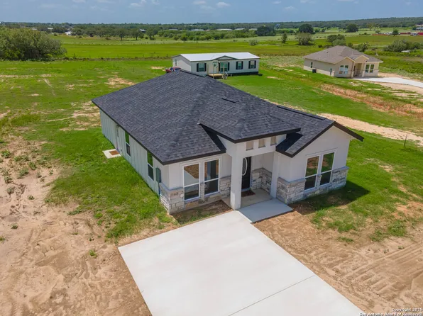 141 Camino Verde Ct, La Vernia, TX 78121