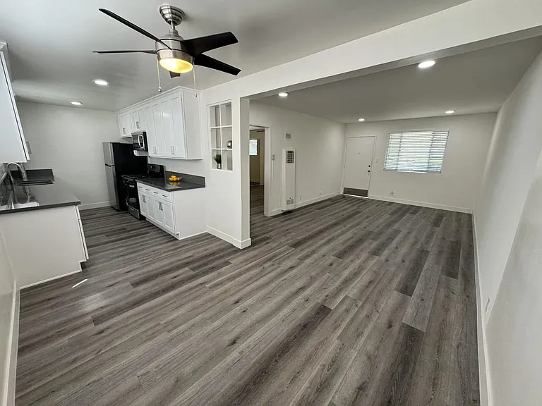 4854-4860 Hazeltine Apartments — Photo 24