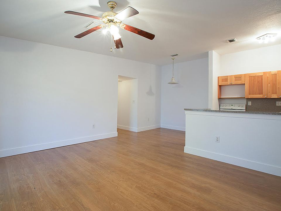 1st image of 821 NE 199th St APT 203-11