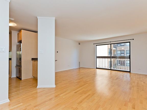 4th image of 6102 N Sheridan Rd #402B