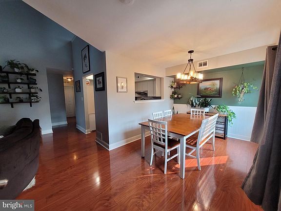 3rd image of 180 Woodlake Dr