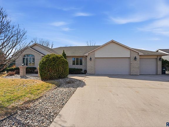 3rd image of 45 Golf Dr