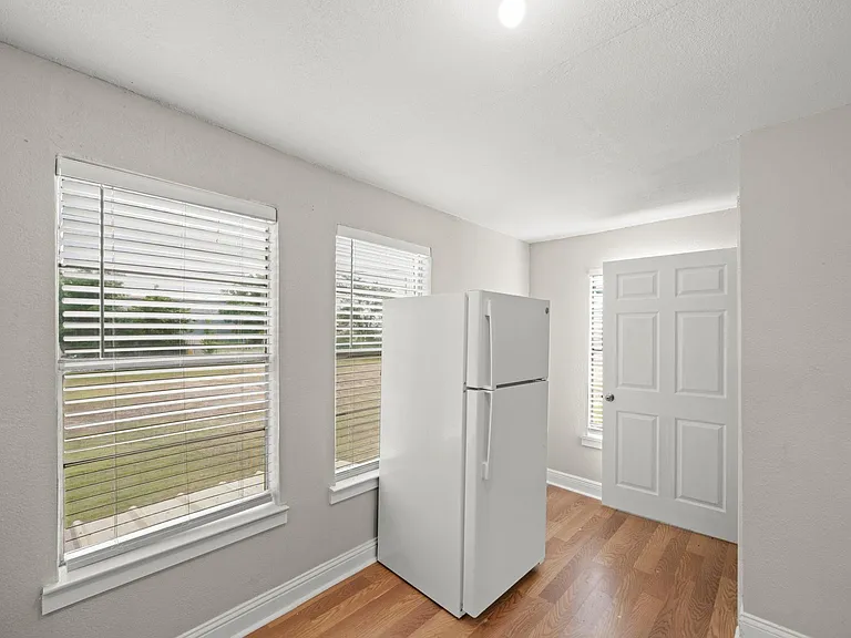 303 Linwood St #1/2 — Photo 5