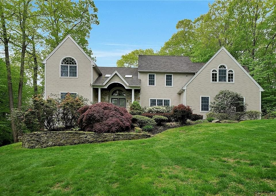1st image of 13 Manor Ln
