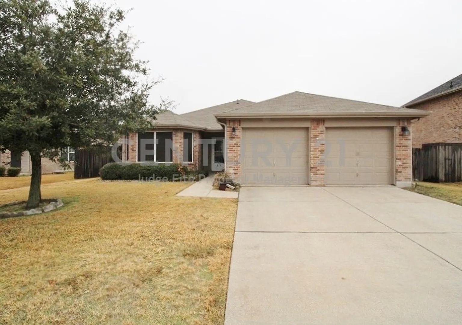 Light & Bright 4/2/2 in Waxahachie For Rent! — Photo 1