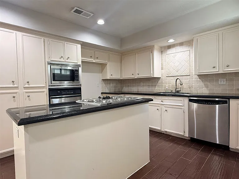 11318 Briar Forest Dr — Photo 6