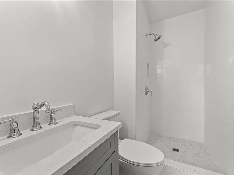 570 Elizabeth Ln W — Photo 15