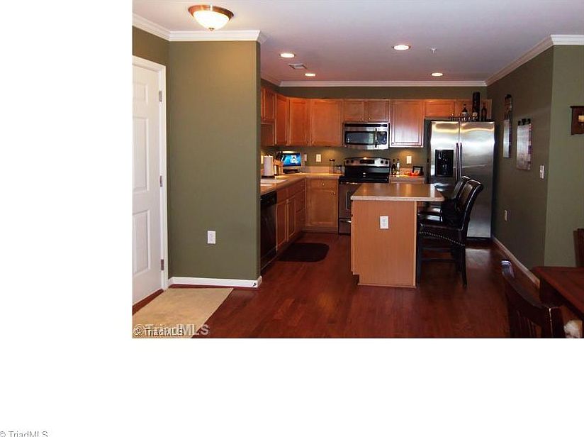 2nd image of 7100-103 W Friendly Ave
