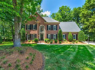 2207 Streatley Ln, Matthews, NC 28105