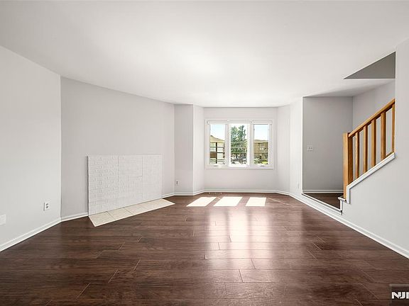 4th image of 161 Roosevelt Pl