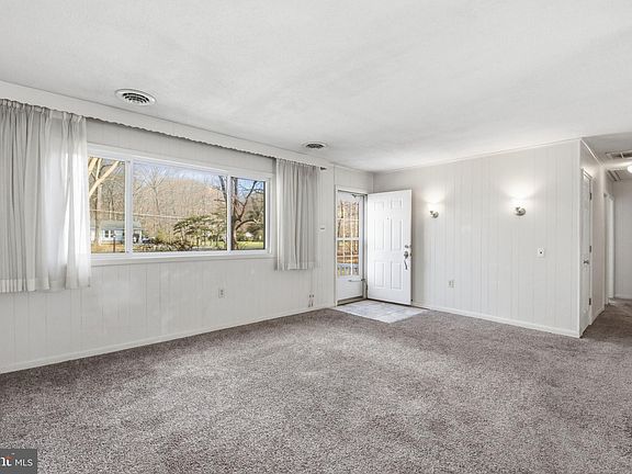 4th image of 1469 Cedarhurst Rd