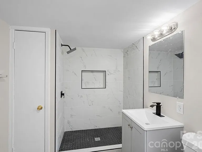 310 Pineview St — Photo 4