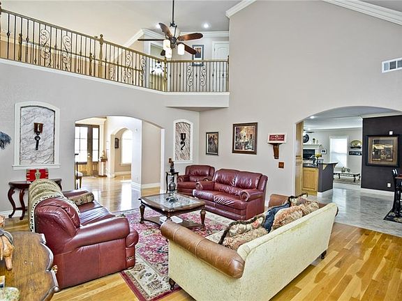 2nd image of 6107 W Laurel Hill Ln