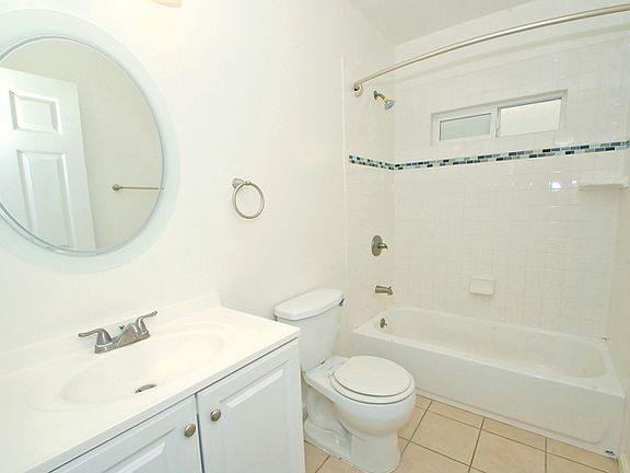 5th image of 322 N Grand Ave