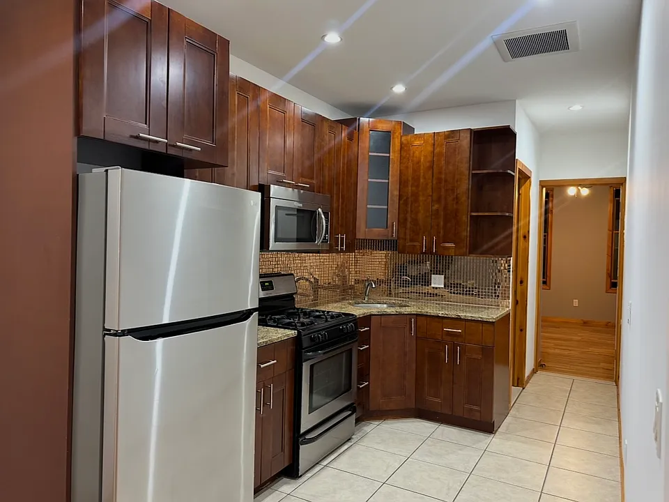 2016 Bleecker St #2R