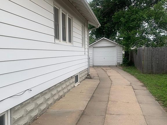3rd image of 909 E Sherman Ave