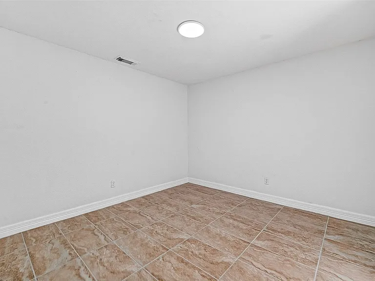 2223 Courtney Ct — Photo 14