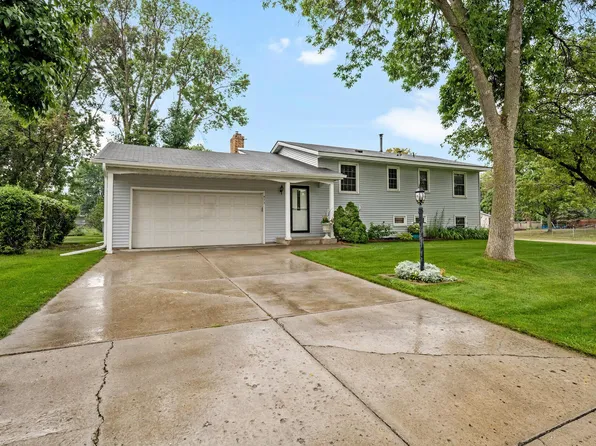 877 McIntosh Dr, Apple Valley, MN 55124