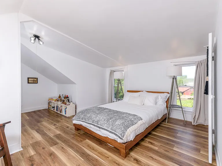 Bedroom with queen bed