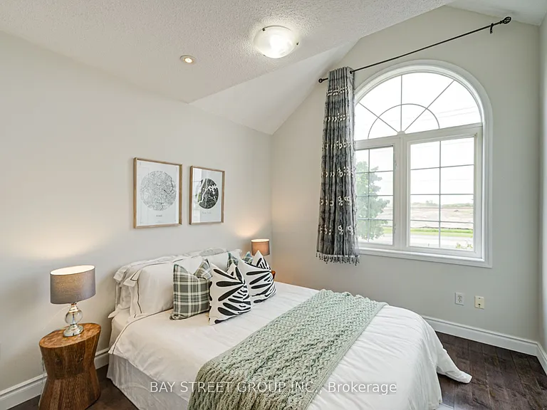 43 Tower Bridge Cres — Photo 13
