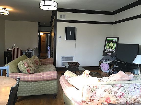 2nd image of 1032 W Oakdale Ave APT 3