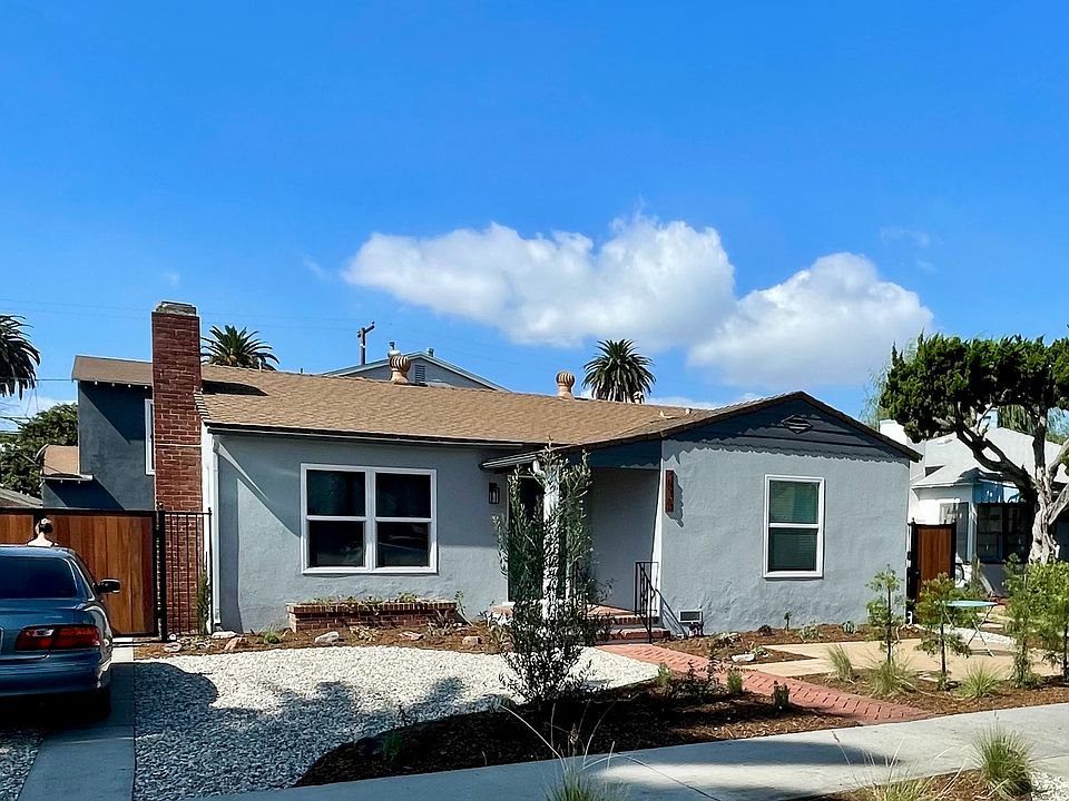 Apartment is behind the front house