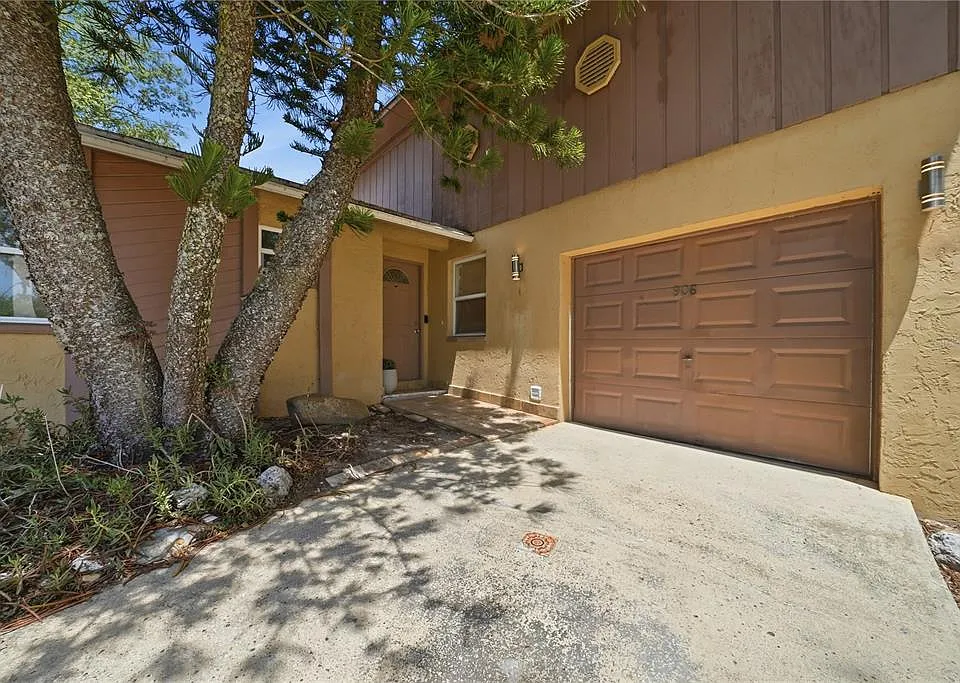 906 Carlton Rd