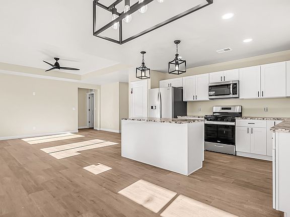 3rd image of 409 Pear Ln