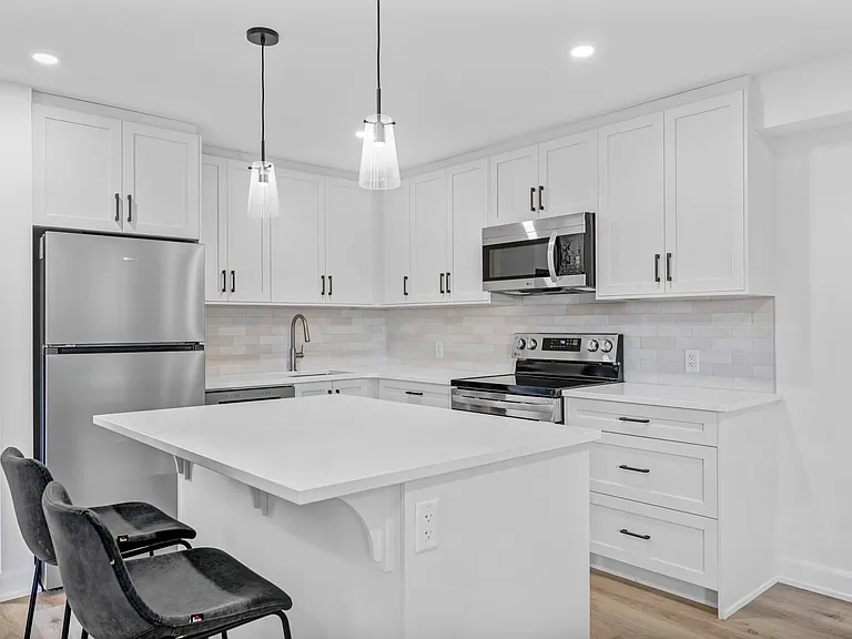 887 Somerset St W — Photo 10