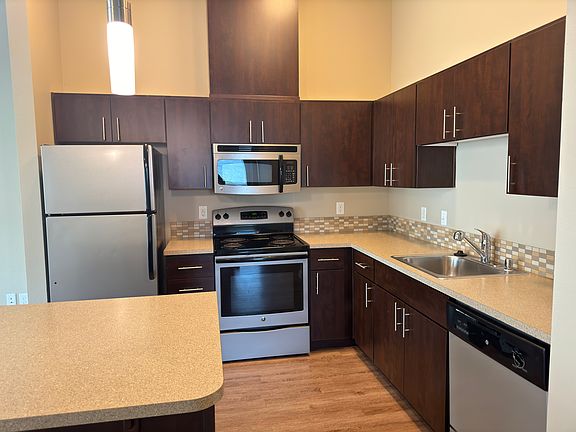 5th image of 975 NE Discovery Dr #414