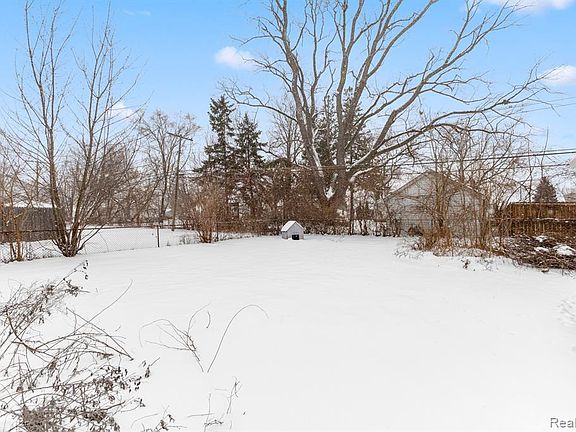 4th image of 28643 Beechwood St