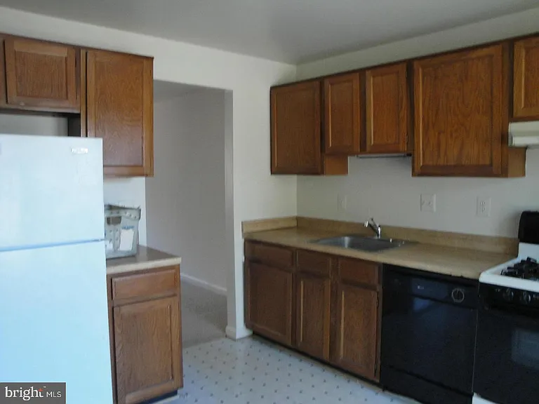 8029 Edinburgh Dr — Photo 3