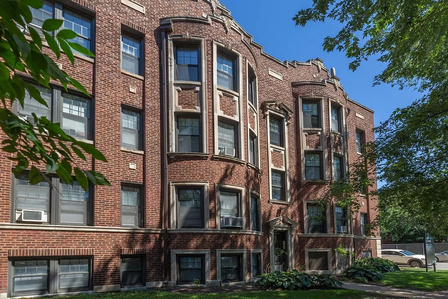 4455 S. Greenwood Avenue — Photo 4