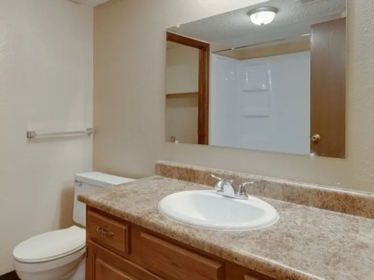 Aragon Apartments — Photo 8