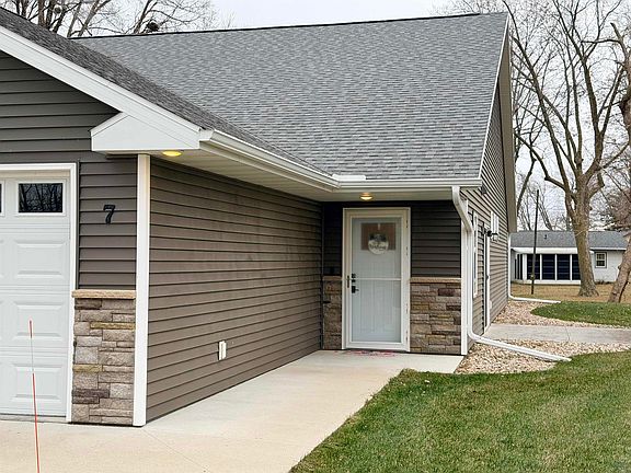 5th image of 94 N Emerald Dr #7