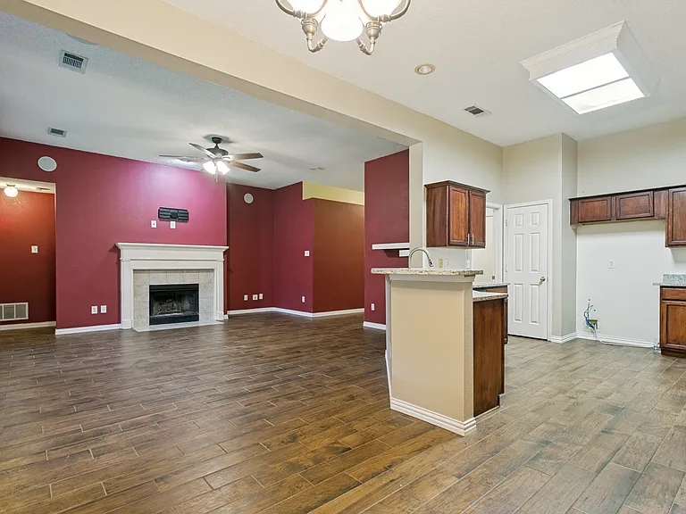 3004 Norwich Ln — Photo 2