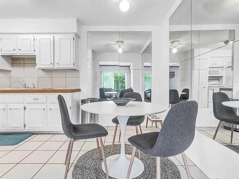 721 W Maple Rd — Photo 8