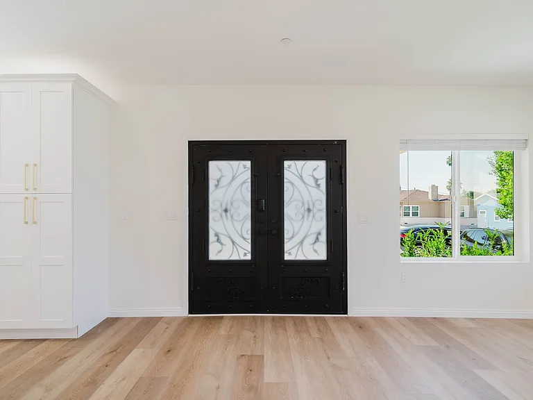 1079 E Elmwood Ave — Photo 5