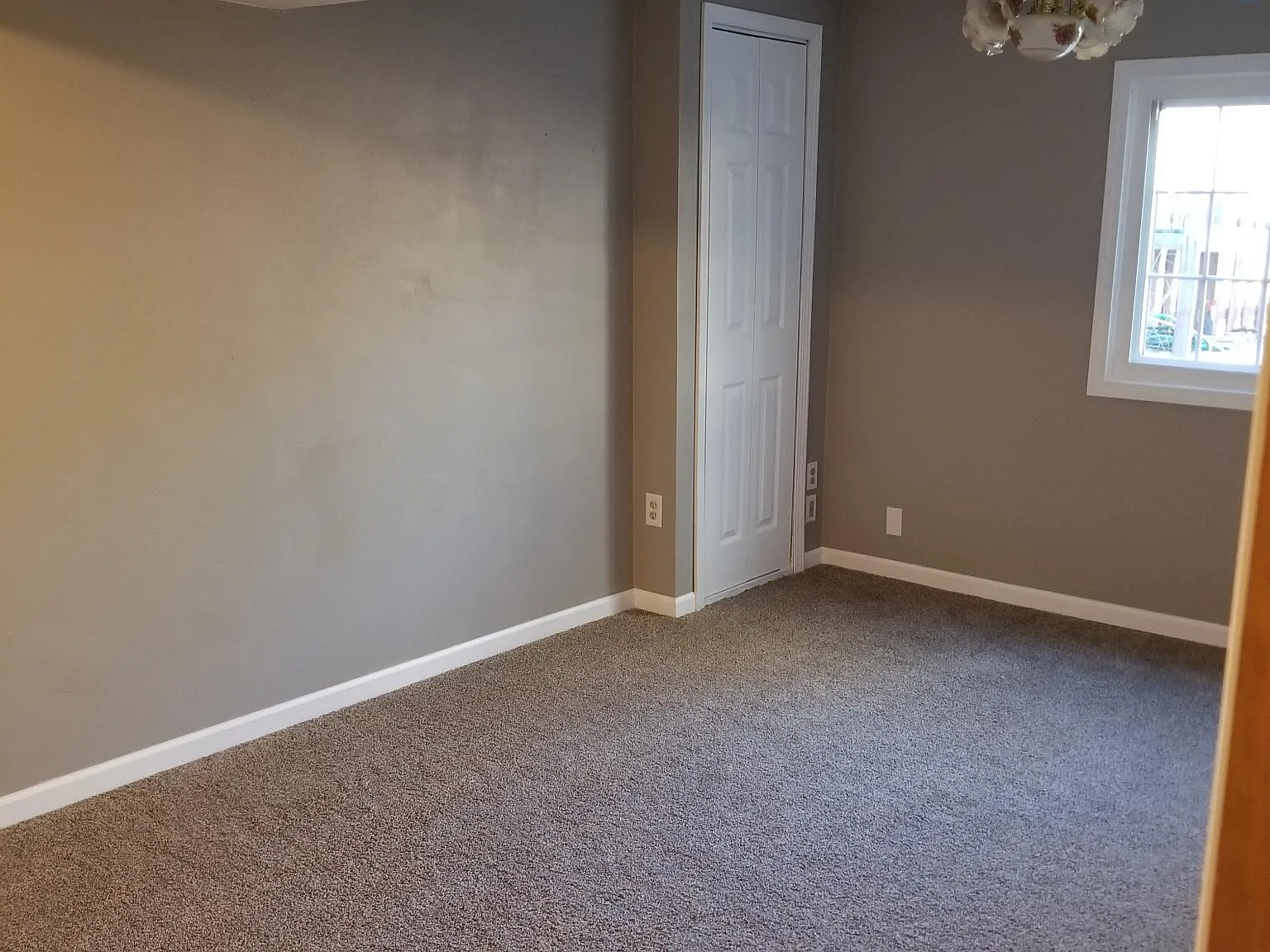 1043 Eastview Cir — Photo 4