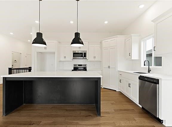4th image of 1808 NE Ravenwood Dr
