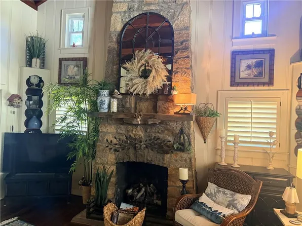 35 Emerald Shore Dr, Lake Tapawingo, MO 64015