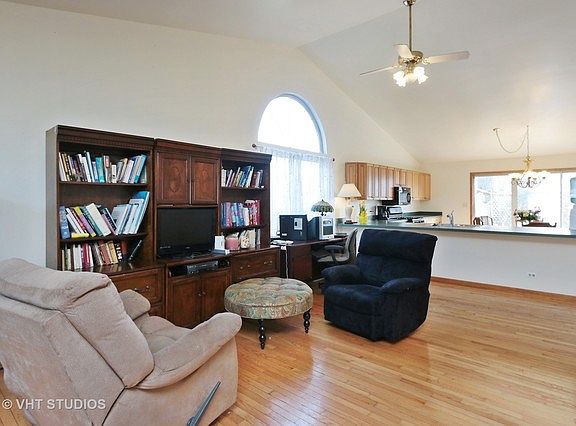 2nd image of 1322 Carriage Ln