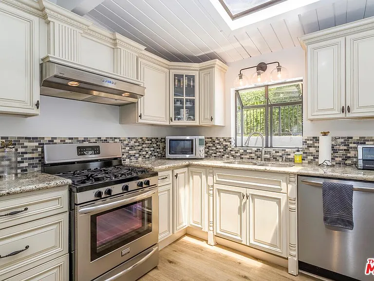 8876 Wonderland Ave — Photo 24